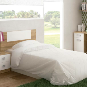 El cabecero juvenil Lucena es una opción perfecta para darle un aire moderno y acogedor a cualquier dormitorio. Su diseño minimalista en acabado Cambria-Blanco combina a la perfección con diferentes estilos decorativos, aportando luminosidad y calidez al espacio.