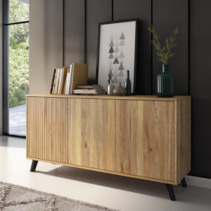 El aparador Rivendel combina elegancia y funcionalidad, con un diseño inspirado en la madera natural y un toque contemporáneo. Perfecto para aportar calidez y estilo a tu salón o comedor, mientras ofrece un amplio espacio de almacenamiento.