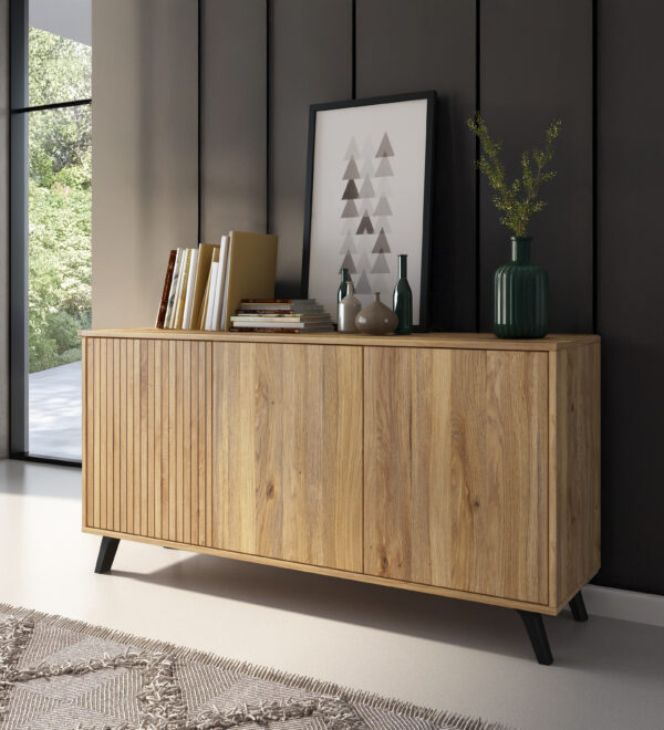 El aparador Rivendel combina elegancia y funcionalidad, con un diseño inspirado en la madera natural y un toque contemporáneo. Perfecto para aportar calidez y estilo a tu salón o comedor, mientras ofrece un amplio espacio de almacenamiento.