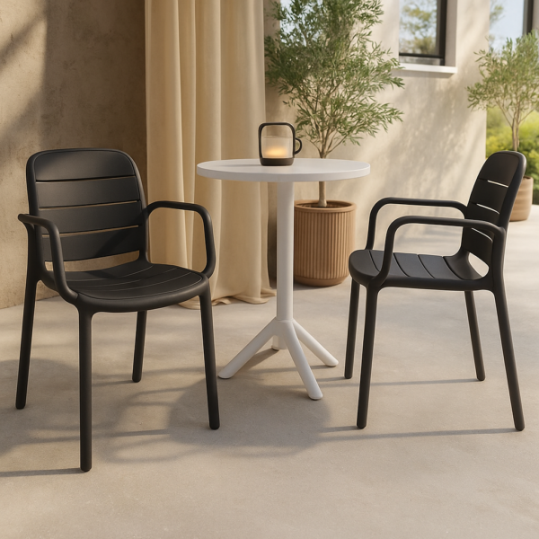 Silla de exterior apilable con brazos modelo Miami – polipropileno resistente en varios colores