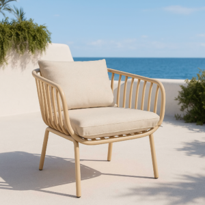 Sillón de exterior Banús de una plaza en color grafito con cojines beige sobre terraza con vistas al mar