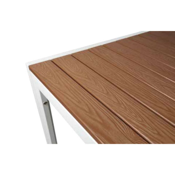 Mesa exterior blanca con tapa de lamas efecto madera color teka, ideal para jardines y terrazas en Murcia