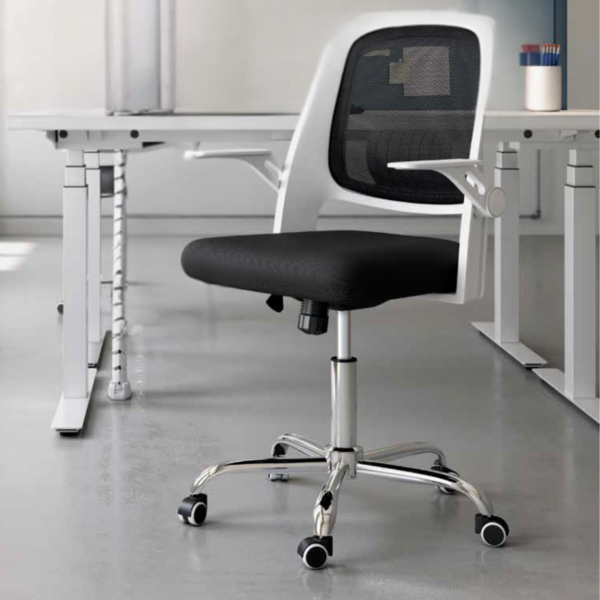 Silla de oficina Ergoflex con respaldo en tela, base cromada y brazos abatibles, ideal para teletrabajo. Envío en Murcia.
