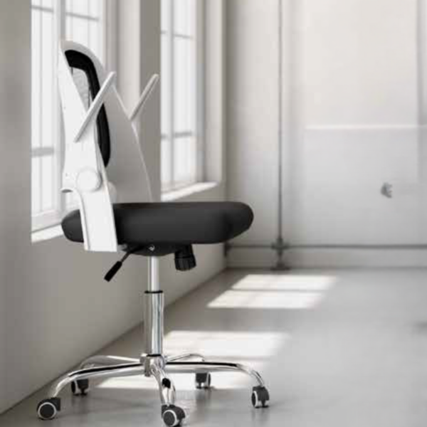 Silla de oficina Ergoflex con respaldo en tela, base cromada y brazos abatibles, ideal para teletrabajo. Envío en Murcia.