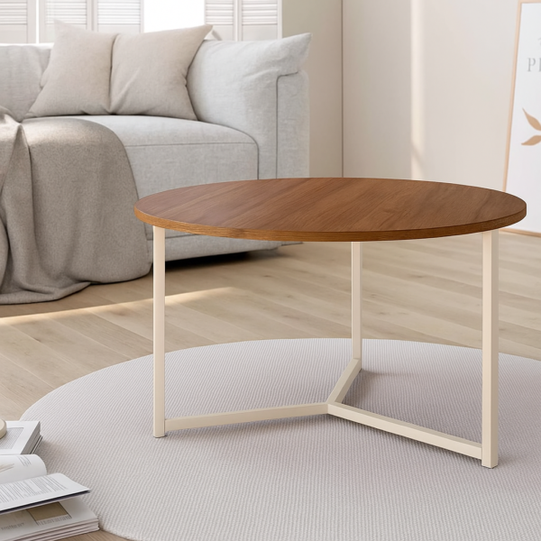 Mesa de centro redonda con estructura metálica en color marfil y sobre de melamina en acabado madera, 80 cm de diámetro