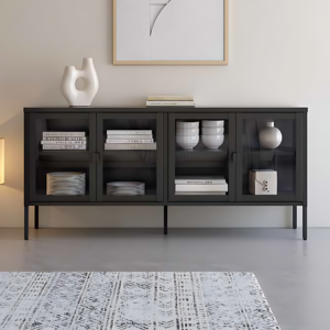 Aparador negro metálico con puertas de cristal y estantes, estilo moderno para salón o comedor.