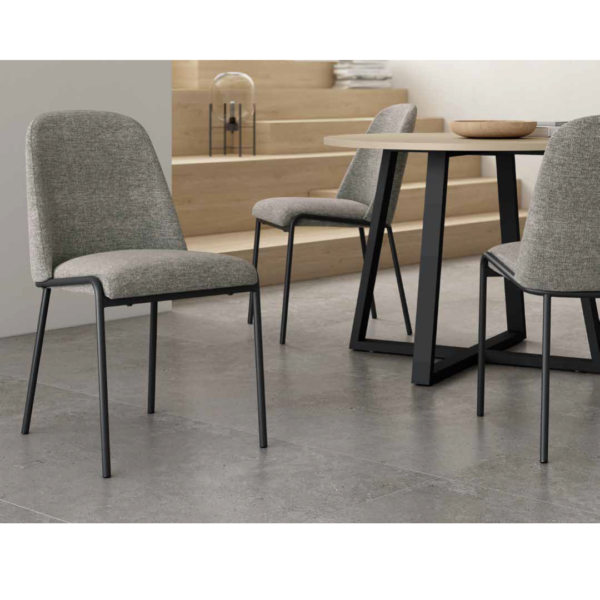 Silla Albudeite tapizada con patas metálicas negras, diseño moderno y cómodo para comedor.