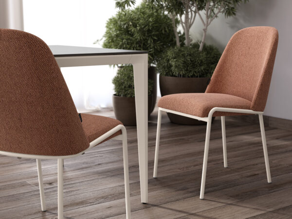 Silla Yechar tapizada con estructura metálica blanca, disponible en varios colores. Diseño moderno y ergonómico para comedores.