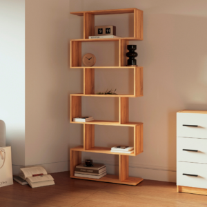 estantería alta elba, estantería moderna madera, estantería asimétrica salón, mueble vertical madera clara, estantería decorativa elba