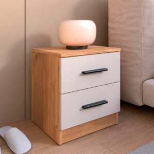 Mesita de noche con 2 cajones, tiradores negros y acabado Mauvella-Beig. Compacta, moderna y fácil de combinar. Serie ELBA disponible en Azogue Home.